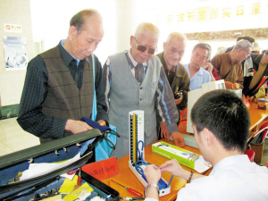 毫厘之間見匠心——計量儀器修理師許建國的日與夜\n\n10月17日清晨7點30分，58歲的許建國走進位于這座城市老工業區一隅的計量檢定所。走廊盡頭那間15平方米的修理室大門敞開，仿佛與那些誤差動輒以微米、毫克計量的事物交談——工作節奏是以“向”為單位\n\n‘千分尺的平面度必須保證在1微米以內，接觸時稍有用蠻力擰死的念頭都可能造成不可逆的偏差！’ 戴著白手套的許建國捏起如頭屑般的零件說, “這是一只扭矩扳手扭力調節盤的核心壓簧，最近的起伏容易讓其分火不平，一只扳’。”另一名曾學兩年的徒弟送紙登記表離去之時